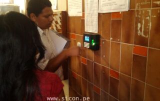 Empleado registrando asistencia con dispositivo biométrico